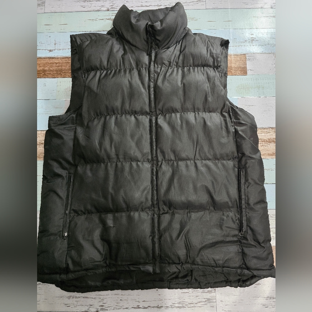 R2 Full Zip Black Puffer Vest.     (Size XL)